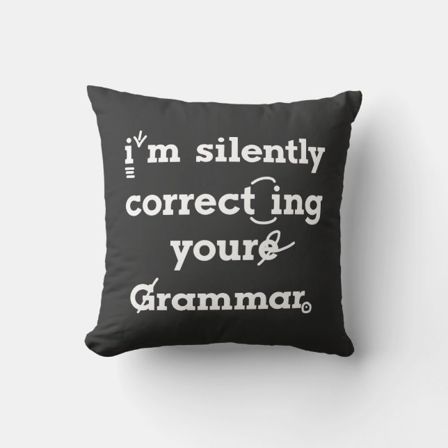 "Ik corrigeer je grammatica in stilte" grappig Kussen (Voorkant)