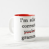 Ik corrigeer je grammatica. tweekleurige koffiemok (Voorkant links)