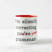 Ik corrigeer je grammatica. tweekleurige koffiemok (Center)