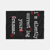 Ik Corrigeer Stilzwijgend Je Grammatica Middelbare Fleece Deken (Voorkant (Horizontaal))