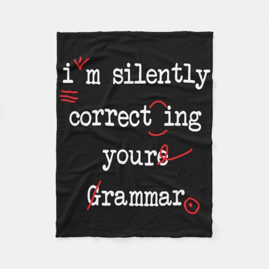 Ik Corrigeer Stilzwijgend Je Grammatica Middelbare Fleece Deken (Voorkant)