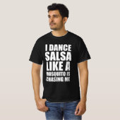 Ik dans salsa alsof een mug me achtervolgt t-shirt (Voorkant volledig)