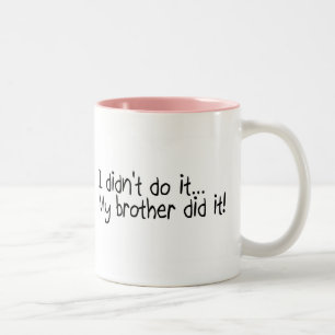 Ik deed het, mijn broer deed het. tweekleurige koffiemok