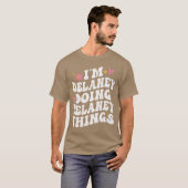 Ik Delaney doe Delaney-dingen Retro Groovy Persoon T-shirt (Voorkant volledig)