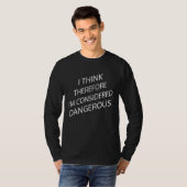 Ik denk daarom dat ik gevaarlijk grafisch ben t-shirt (Voorkant volledig)