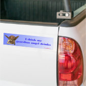 Ik denk dat mijn beschermengel drink... bumpersticker (Op Truck)