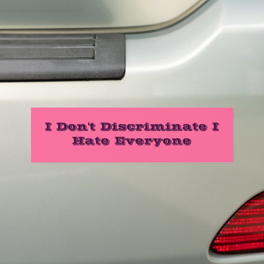 Ik discrimineer niet iedereen. bumpersticker (Op auto)