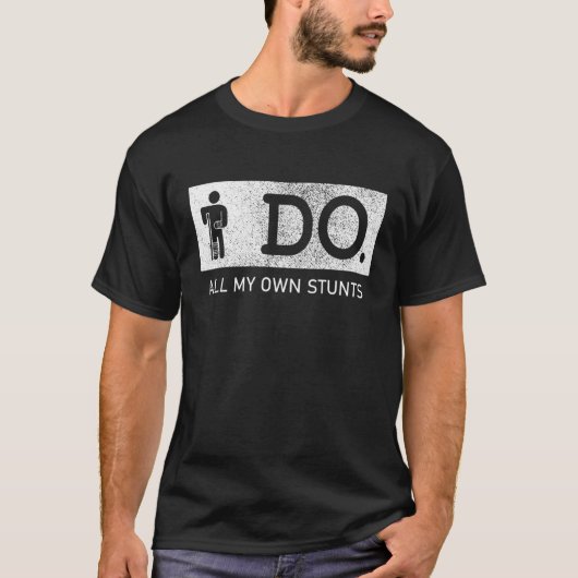 Ik doe al mijn eigen stunts, gebroken arm en letse t-shirt (Voorkant)