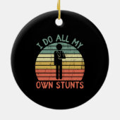 Ik doe al mijn eigen stunts grappige juryhand keramisch ornament (Achterkant)