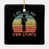 Ik doe al mijn eigen stunts grappige juryhand keramisch ornament (Achterkant)