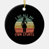 Ik doe al mijn eigen stunts, grappige jurypootpote keramisch ornament (Voorkant)