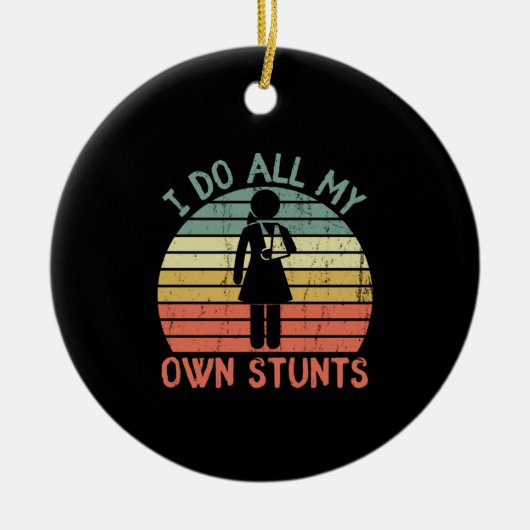 Ik doe al mijn eigen stunts, grappige jurypootpote keramisch ornament (Voorkant)