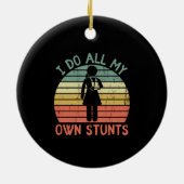Ik doe al mijn eigen stunts, grappige jurypootpote keramisch ornament (Achterkant)