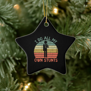 Ik doe al mijn eigen stunts met een grappige jurk keramisch ornament