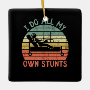 Ik doe al mijn eigen stunts met mijn poot en hand keramisch ornament