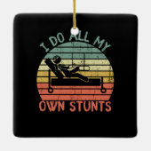 Ik doe al m'n eigen stunts, grappige jurybeen en h keramisch ornament (Achterkant)