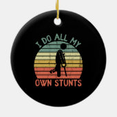 Ik doe al m'n eigen stunts. keramisch ornament (Achterkant)