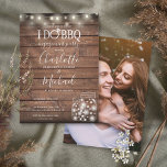 Ik doe BBQ Mason Jars Rustic Photo Verloving Kaart<br><div class="desc">snaarlampen en moeraspotten versieren je speciale feestdetails die in elegante typografie op een roestachtige houten achtergrond zijn geplaatst. Het omgekeerde kenmerkt uw speciale foto. Ontworpen door: Thisnotme©</div>