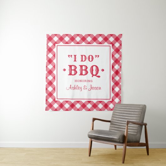 Ik doe BBQ Red Gingham Custom Weddenschap Monogram Wandkleed (In situ)