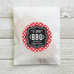 Ik doe BBQ Red Gingham Custom Wedding Ronde Sticker<br><div class="desc">Aangepaste BBQ-stickers kunnen worden gepersonaliseerd met de voornamen van de bruid en de bruid. Biedt een stijltekst met een roze en witte gingham tegen een witte achtergrond die perfect is voor een casual zomergebeurtenis.</div>