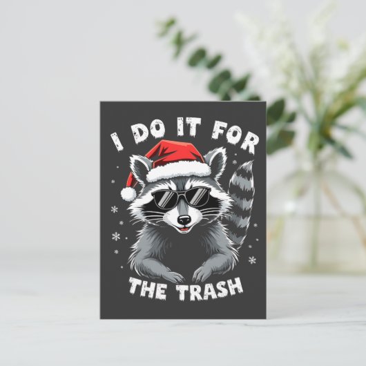Ik doe het voor de Trash Funny Christmas Raccoon Briefkaart (Staand voorkant)