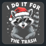 Ik doe het voor de Trash Funny Christmas Raccoon Vierkante Sticker<br><div class="desc">Grappige kerst possum,  vakantie humor,  ik doe het voor de prullenbak,  possum Christmas,  Santa hat possum,  opossum vakantie,  dierlijke kerst,  prullenbak vakantie humor,  feestelijke possum,  grappige dierlijke kerst</div>