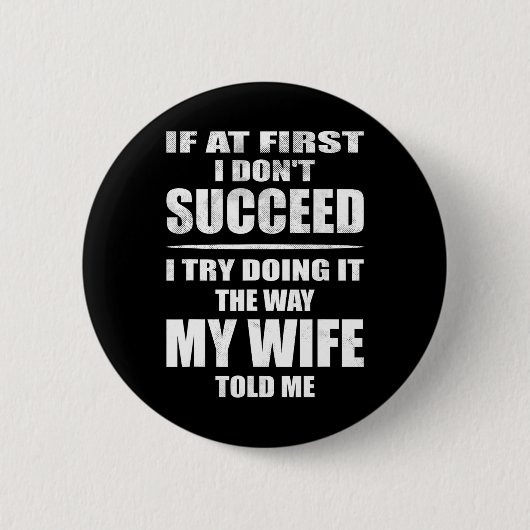 Ik doe het zoals mijn vrouw me vertelde, grappige ronde button 5,7 cm (Voorkant)