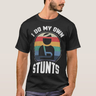 Ik doe mijn eigen stunts gebroken arm pols elleboo t-shirt