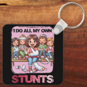 Ik doe mijn eigen stunts gebroken arm snel goed in sleutelhanger (Achterkant)