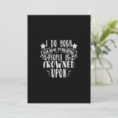 ik doe yoga omdat het slaan van mensen verboden is kaart (Staand voorkant)