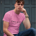 Ik Draag Roze | Aangepaste naam kankerondersteunin T-shirt<br><div class="desc">Eenvoudig, stijlvol "ik draag roze" aangepast aan de naam t-shirt van mannen in moderne, minimalistische typografie die gemakkelijk gepersonaliseerd kan worden voor de ondersteuning van je geliefde met kanker. Je kunt de tekst "voor mijn zus" aanpassen om te vervangen door mama, oma, tante, neef, vriend, vader, broer, enz. of de...</div>