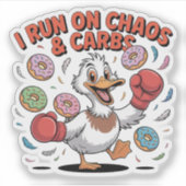 Ik draai op chaos en koolhydraten Grappige eend Sticker (Voorkant)