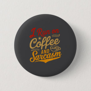 Ik Draai Op Koffie En Sarcasme - Grappige Quote Hu Ronde Button 5,7 Cm