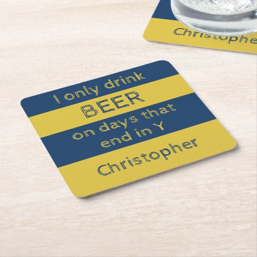 Ik drink alleen bier navy en goud met een naam kartonnen onderzetters (Schuin)