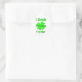 Ik drink daarom ben ik makkelijk ronde sticker (Tas)