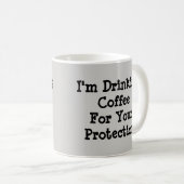 Ik Drink koffie om je te beschermen Koffiemok (Voorkant rechts)