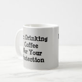Ik Drink koffie om je te beschermen Koffiemok (Voorkant links)