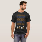 Ik Drink koffie omdat het straffen van mensen word T-shirt (Voorkant volledig)