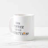 Ik drink koffie voor je bescherming koffiemok (Voorkant links)