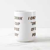 Ik Drink slechts één kopje koffie per dag op maat  Koffiemok (Center)