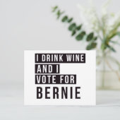 Ik Drink wijn en stem voor de Bernie-tekst Briefkaart (Staand voorkant)