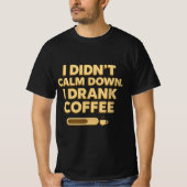 Ik dronk koffie – Grappig ontwerp met koffiequote T-shirt (Voorkant)