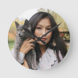 Ik en mijn katfoto op de kleine ronde muur klok