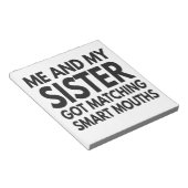 Ik en mijn zuster hebben 'n sms-moeskoek. notitieblok (Schuin)