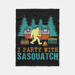 Ik Feest Met Sasquatch Bigfoot Kamperen Funny Cade Fleece Deken