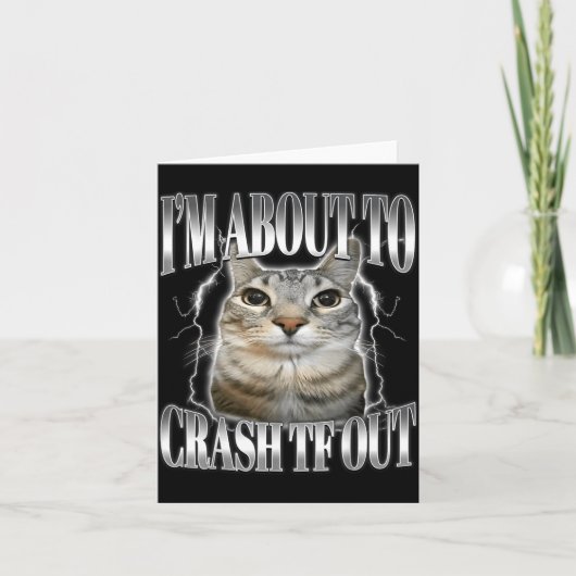 Ik ga zo crashen Grappige Starende Kat Brainrot Kaart (Voorkant)