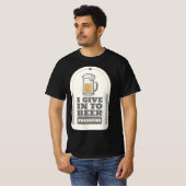 Ik geef toe aan de druk van de bier t-shirt (Voorkant volledig)