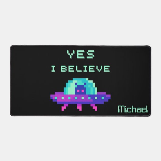 Ik geloof Alien Flying UFO Ruimteschip Pixel Art Bureaumat (Voorkant)
