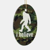 Ik geloof - Bigfoot met Forest Green Camo Keramisch Ornament (Rechts)