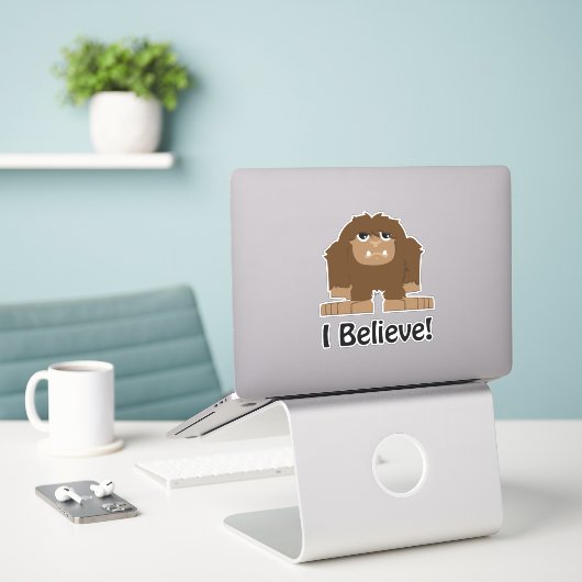 Ik geloof Cartoon Sasquatch Bigfoot Sticker (Laptop op bureau)